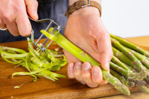 Spargel schälen