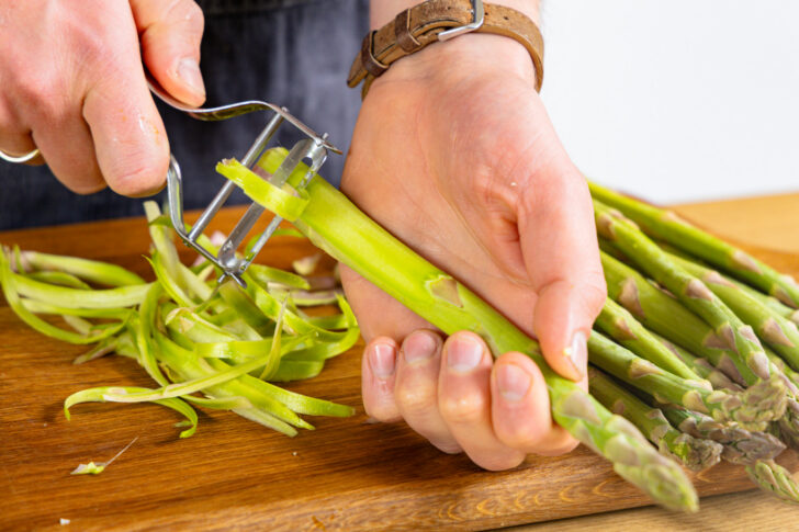 Spargel schälen