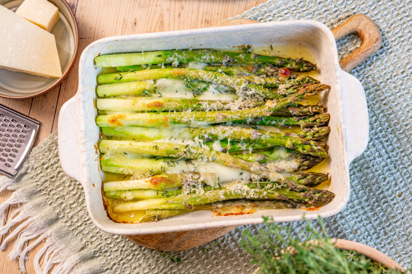Grüner Spargel mit Käse überbacken