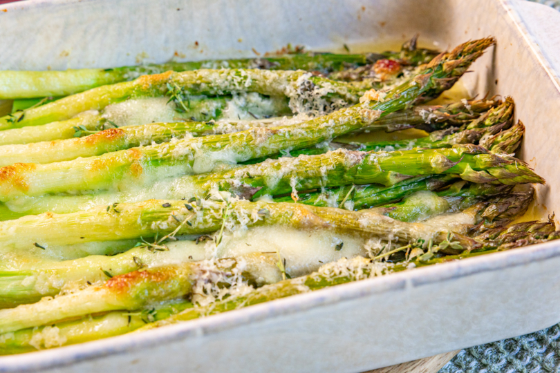 Überbackener grüner Spargel aus dem Ofen