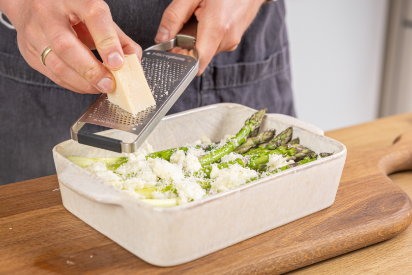 Käse über dem Spargel verteilen