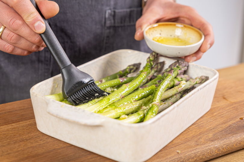 grünen Spargel mit Öl einpinseln