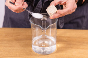 Zucker und hefe zum Wasser geben