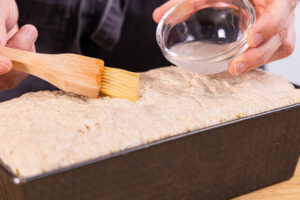 Haferflockenbrot mit Wasser bestreichen