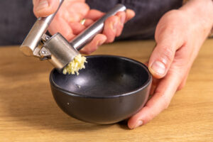 Knoblauch pressen