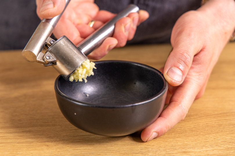 Knoblauch pressen