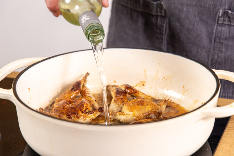 Wachteln mit Weißwein ablöschen