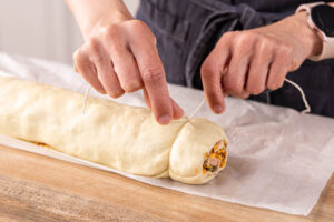 Hot Dog Muffins von der Rolle abtrennen