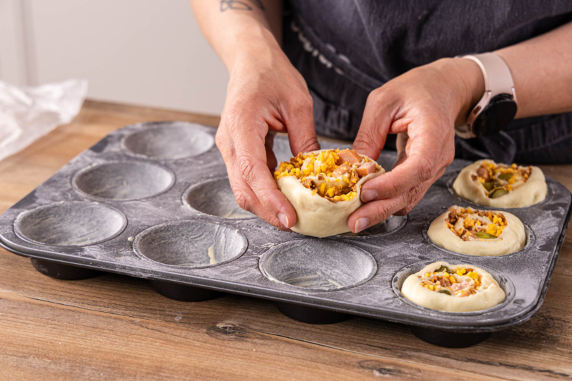 Hot Dog Muffins ins Blech setzen