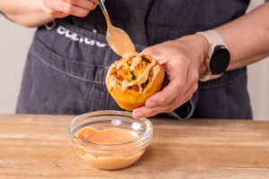 Hot Dog Muffins mit Sauce dekorieren