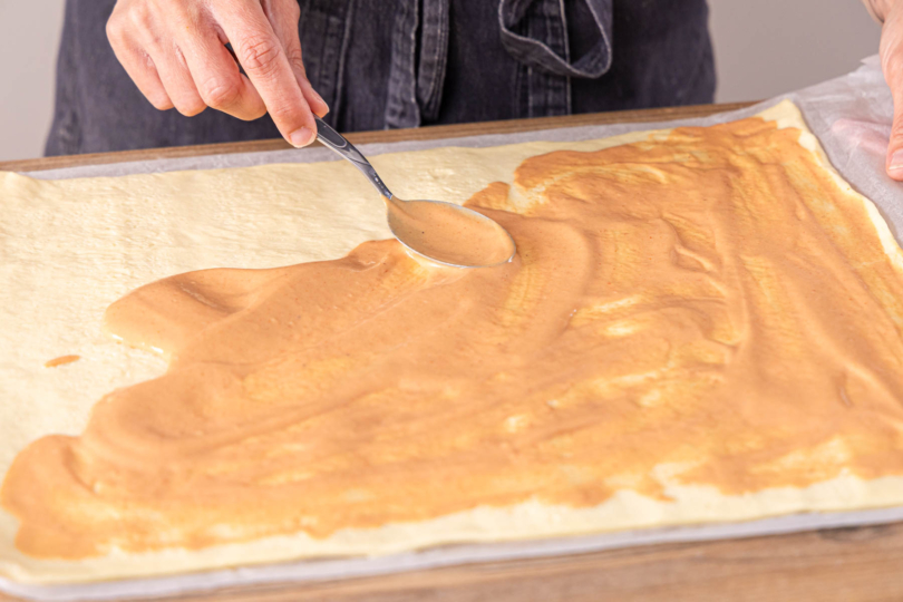 Hefeteig mit Sauce bestreichen