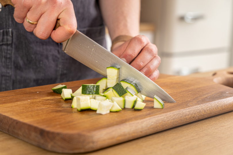 Zucchini in Würfel schneiden