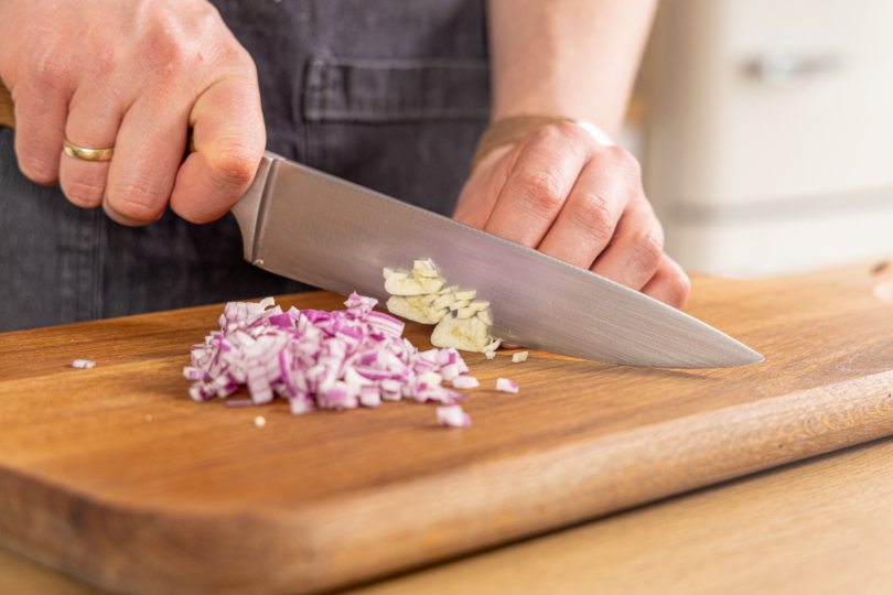 Knoblauch und Zwiebel fein würfeln