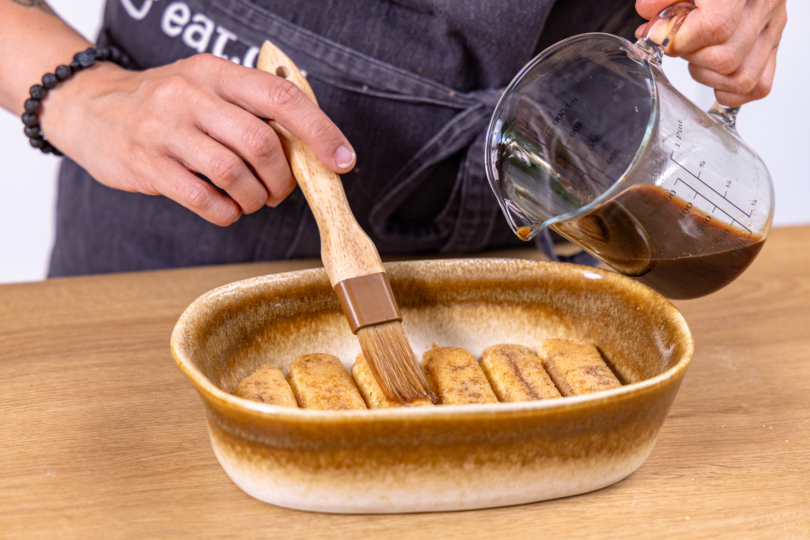 Löffelbiskuits mit Espresso tränken