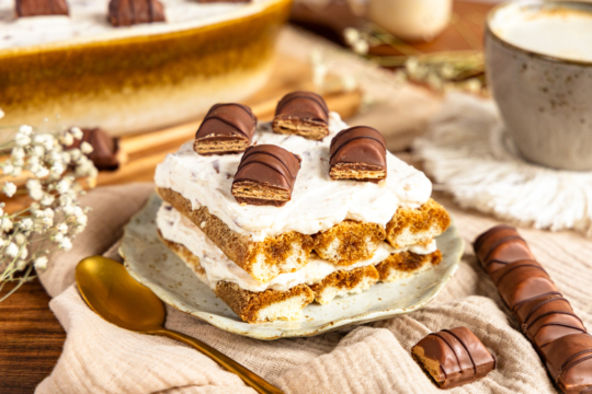 Ein Stück Kinder-Bueno-Tiramisu
