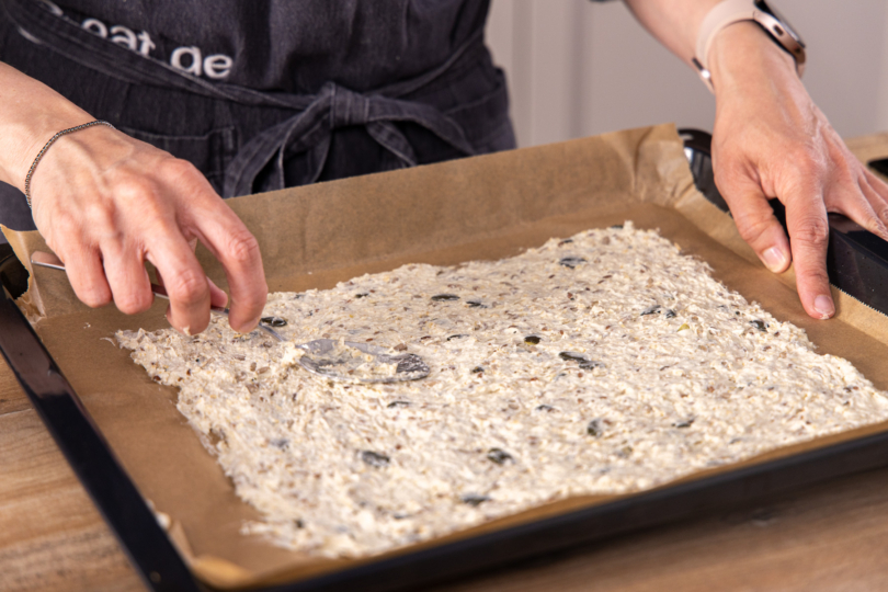 Teig auf ein Blech streichen
