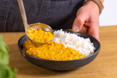 Linsencurry anrichten