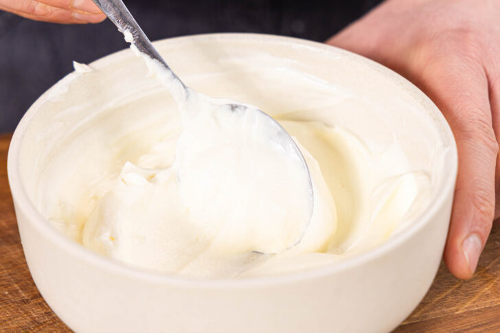 Crème fraîche verrühren