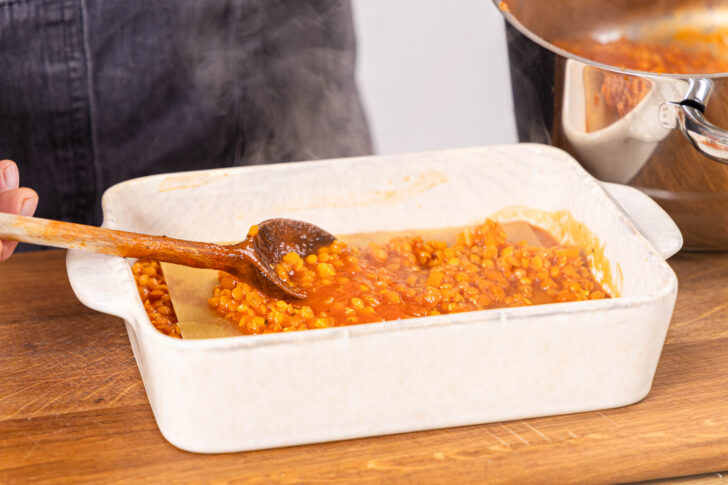 Linsenbolognese auf die Nudelplatten geben