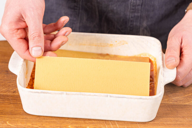 Nudelplatten auf Linsenbolognese legen