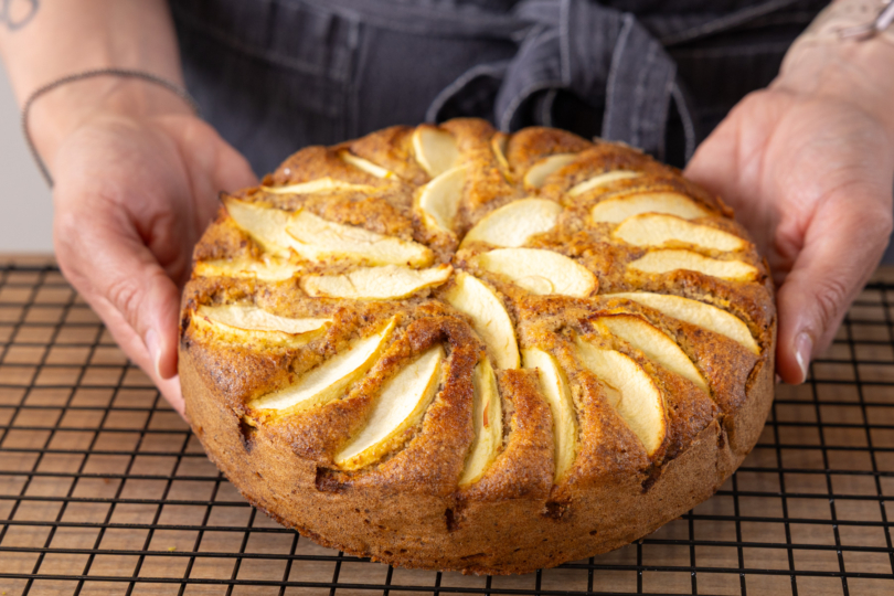 Low Carb Apfelkuchen auf Gitter auskühlen lassen
