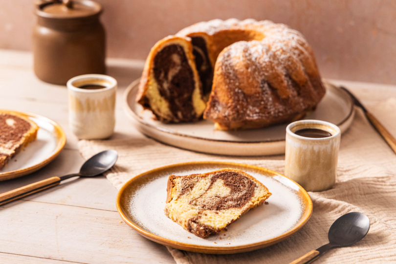 gedeckter Tisch mit Marmorkuchen