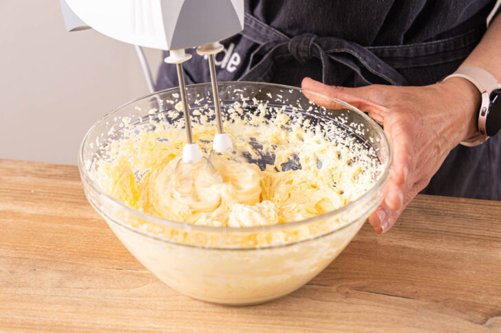 Eier unter die Buttermasse rühren