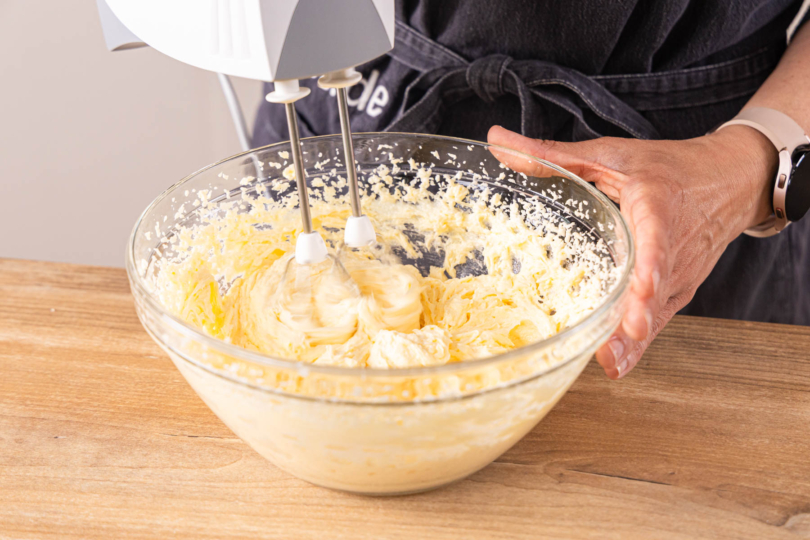Eier unter die Buttermasse rühren