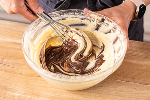Kakao in den Teig für Marmorkuchen einrühren