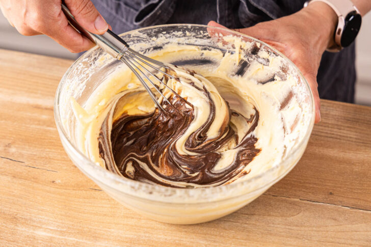Kakao in den Teig für Marmorkuchen einrühren