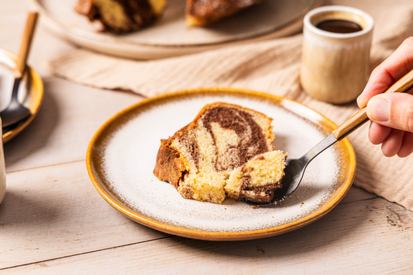 Stück Marmorkuchen angabeln