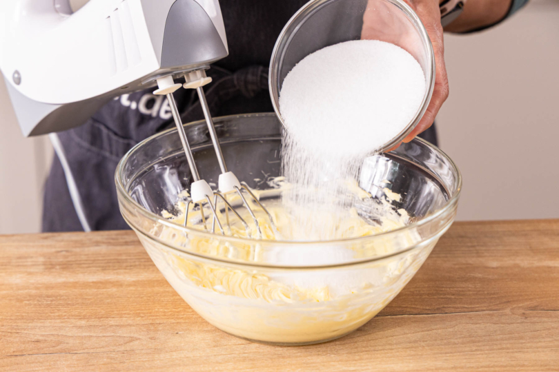 Zucker zur Butter geben