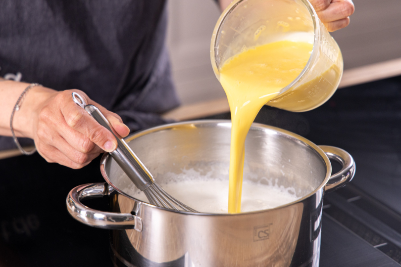 Angerührtes Puddingpulver in den Topf geben