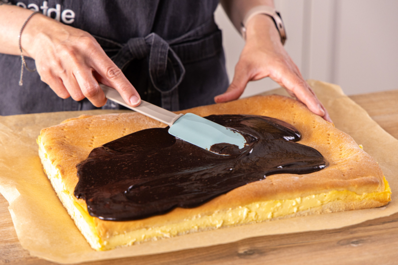 Omas Puddingkuchen glasieren