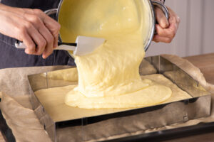 Pudding auf den Teig geben