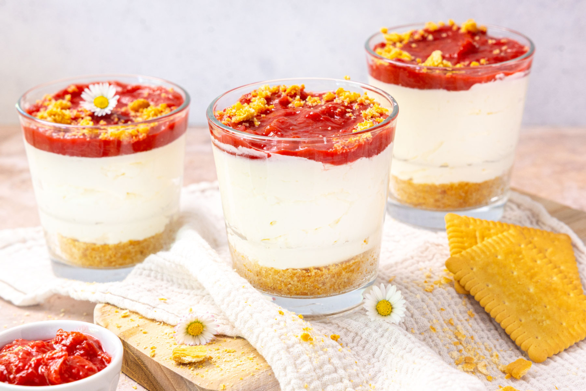 fruchtiges Rhabarber-Cheesecake-Dessert im Glas