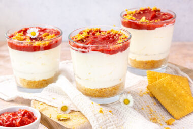 fruchtiges Rhabarber-Cheesecake-Dessert im Glas