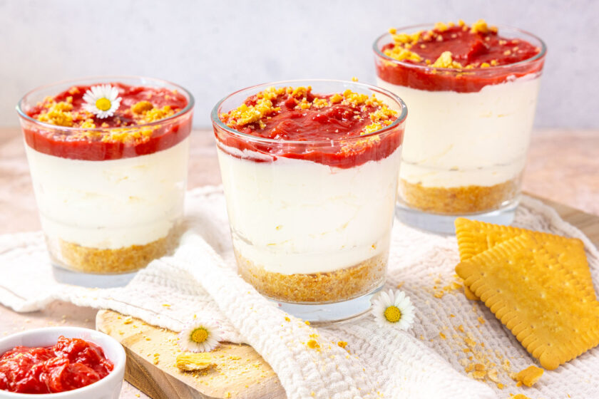 fruchtiges Rhabarber-Cheesecake-Dessert im Glas