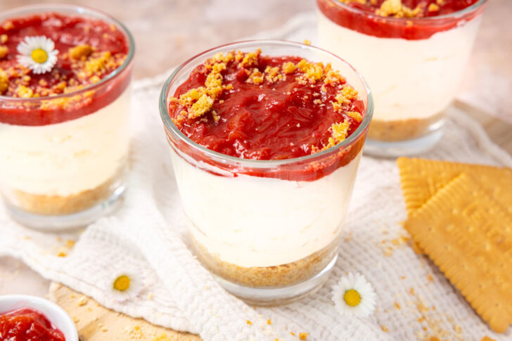 Rhabarber-Cheesecake-Dessert im Glas