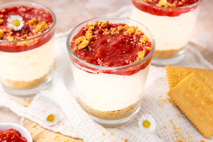 Rhabarber-Cheesecake-Dessert im Glas