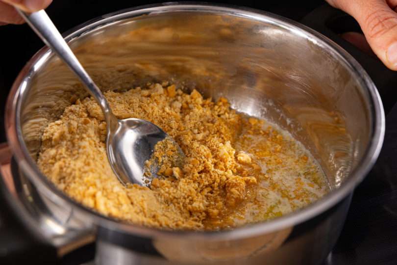 Keksbrösel in Butter auflösen