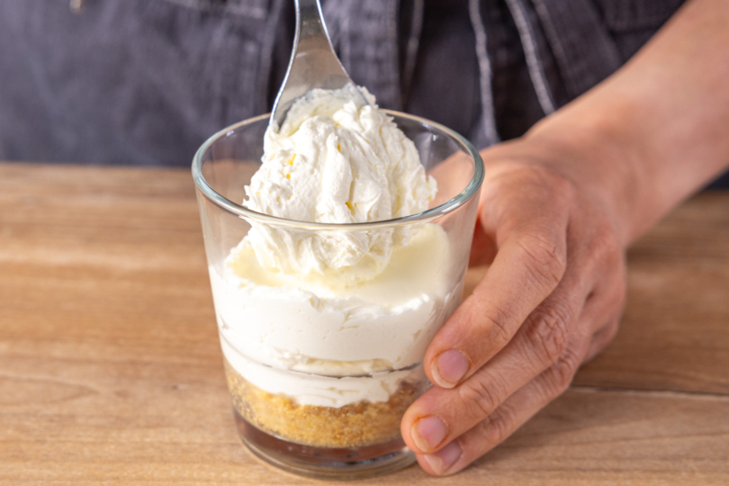 Rhabarber-Cheesecake-Dessert im Glas schichten