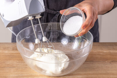 Zucker in die Schüssel geben, für Rhabarber-Cheesecake-Dessert im Glas