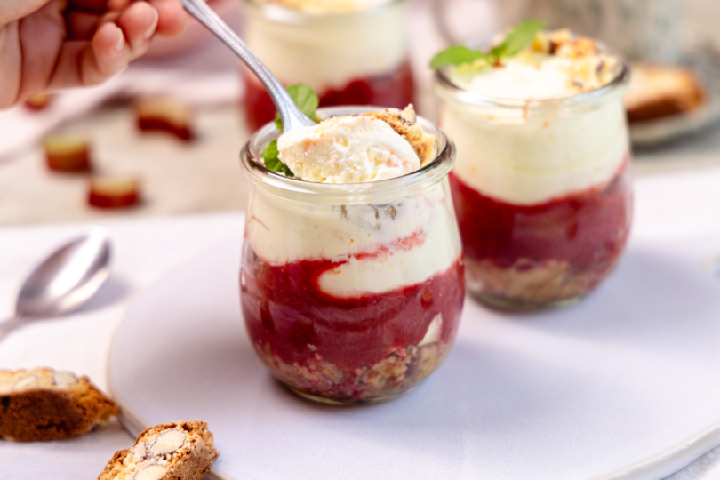 Rhabarber Trifle servieren