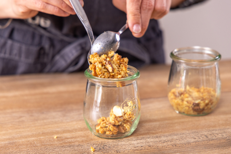 Keksbrösel ins Glas geben