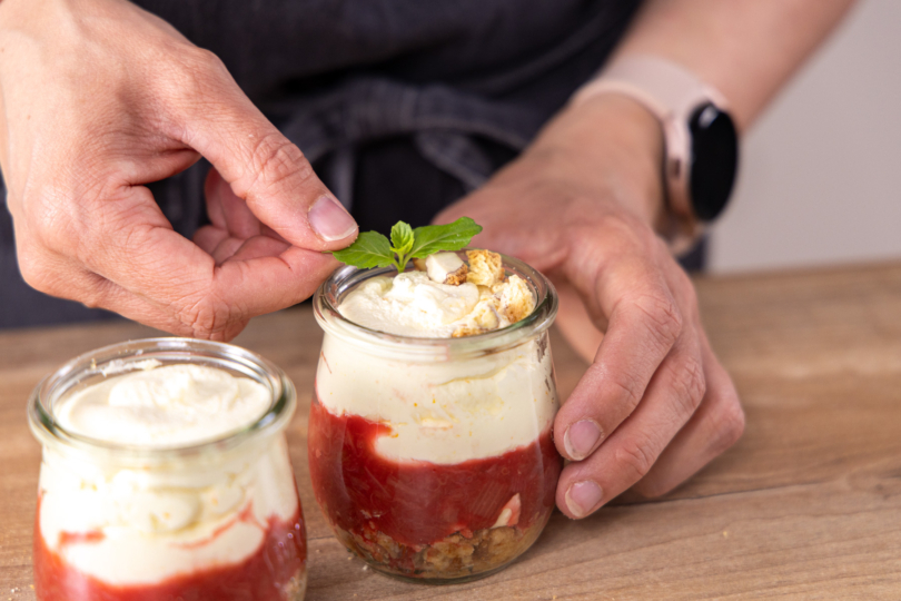 Rhabarber Trifle garnieren