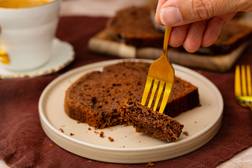 Rotweinkuchen mit Öl angabeln