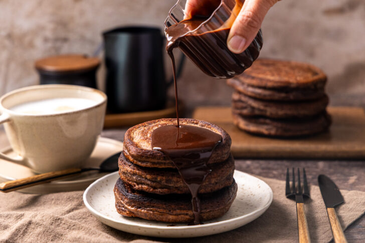 Schoko Pancakes mit Schokosauce servieren