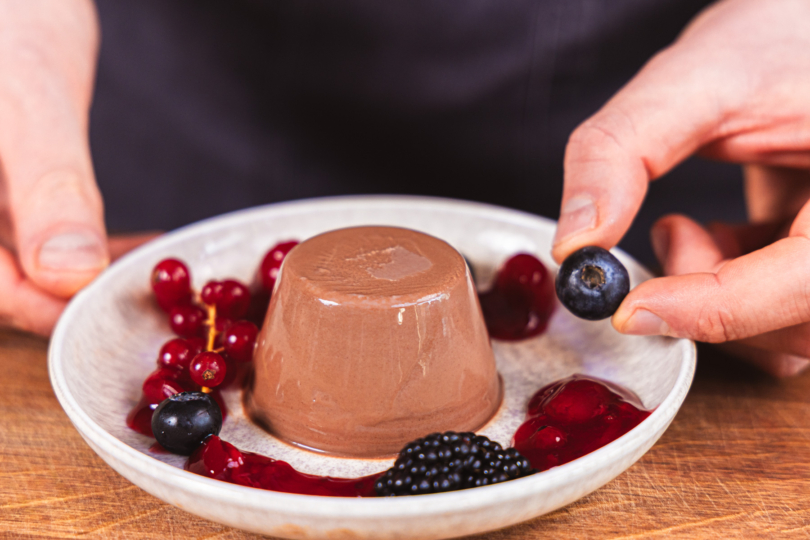 Schoko Panna Cotta dekorieren