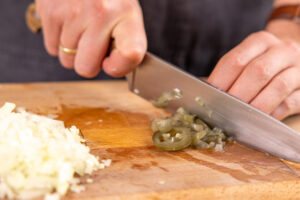 Jalapenos schneiden
